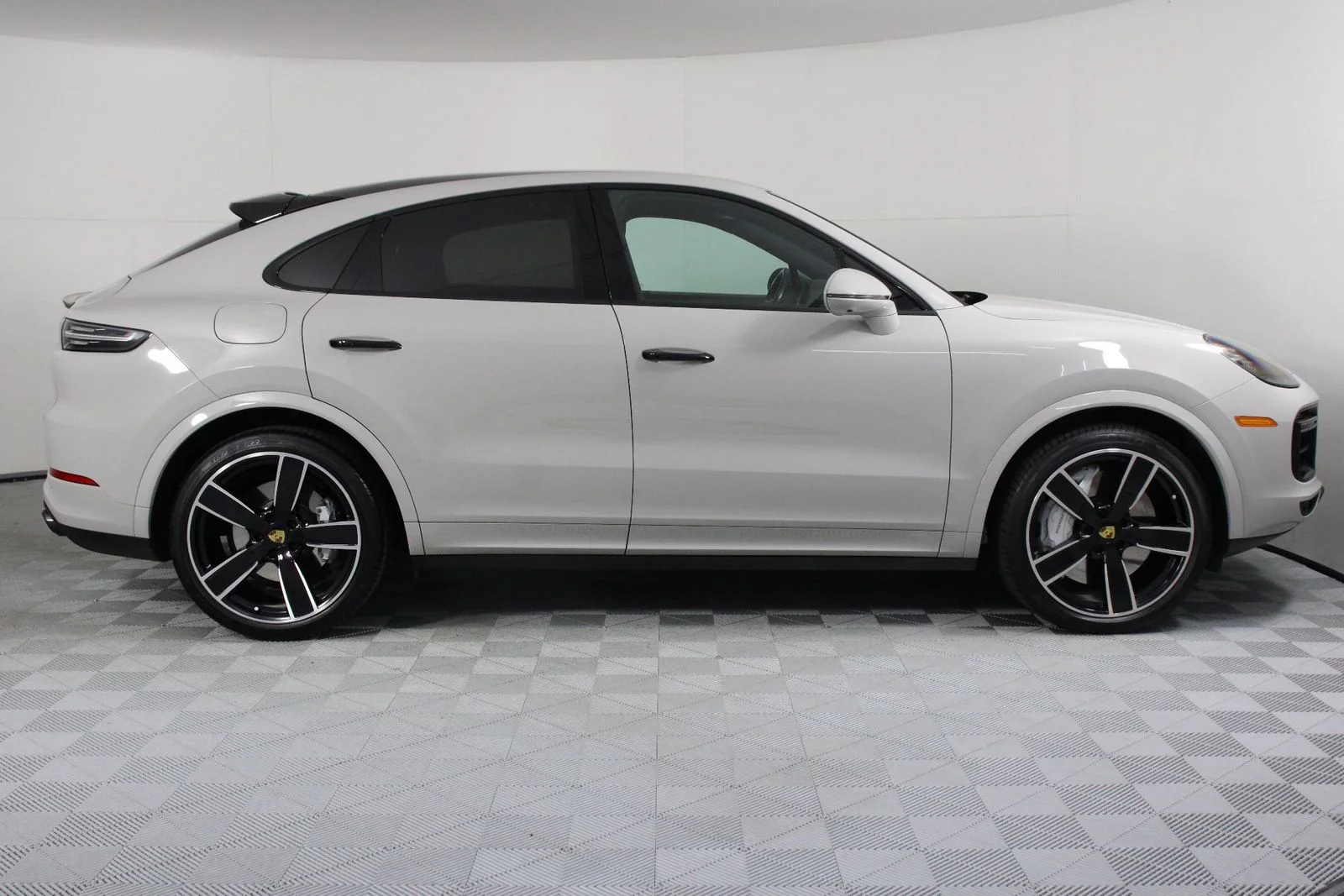 Used 2022 Chalk Porsche Turbo image 8