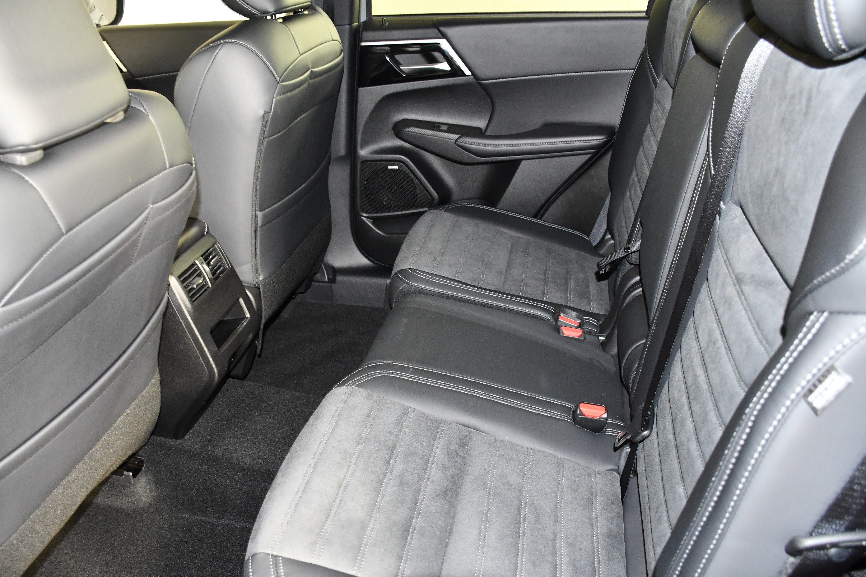 New 2026 Moonstone Gray/Black Roof Mitsubishi Trail Edition image 15