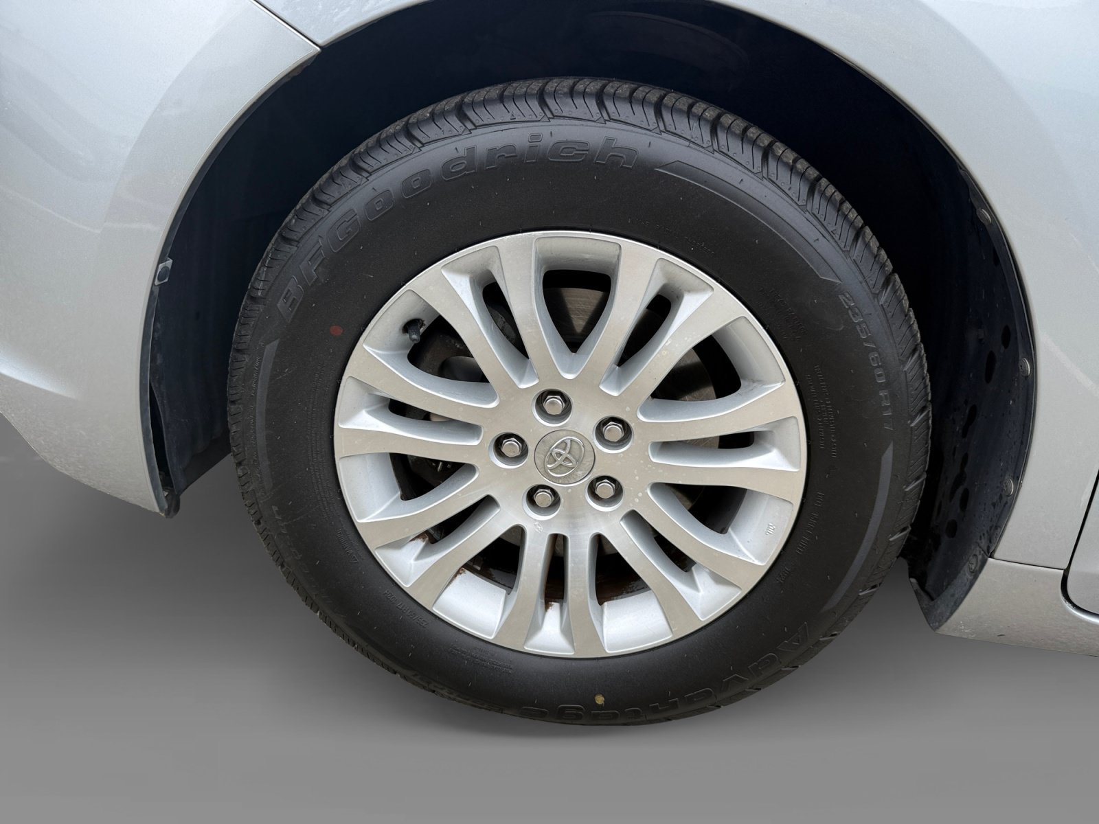 Used 2014 Silver Sky Metallic Toyota XLE image 9