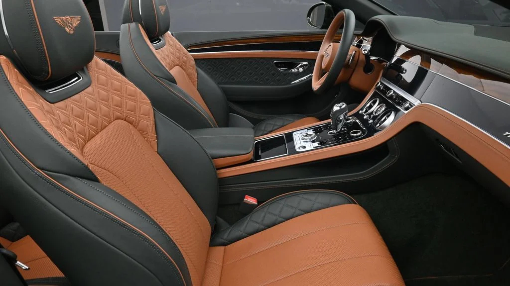 Used 2023 Green Bentley Azure image 4