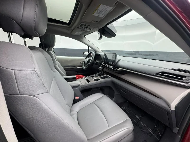 Used 2023  Toyota XLE Minivan 4D image 31