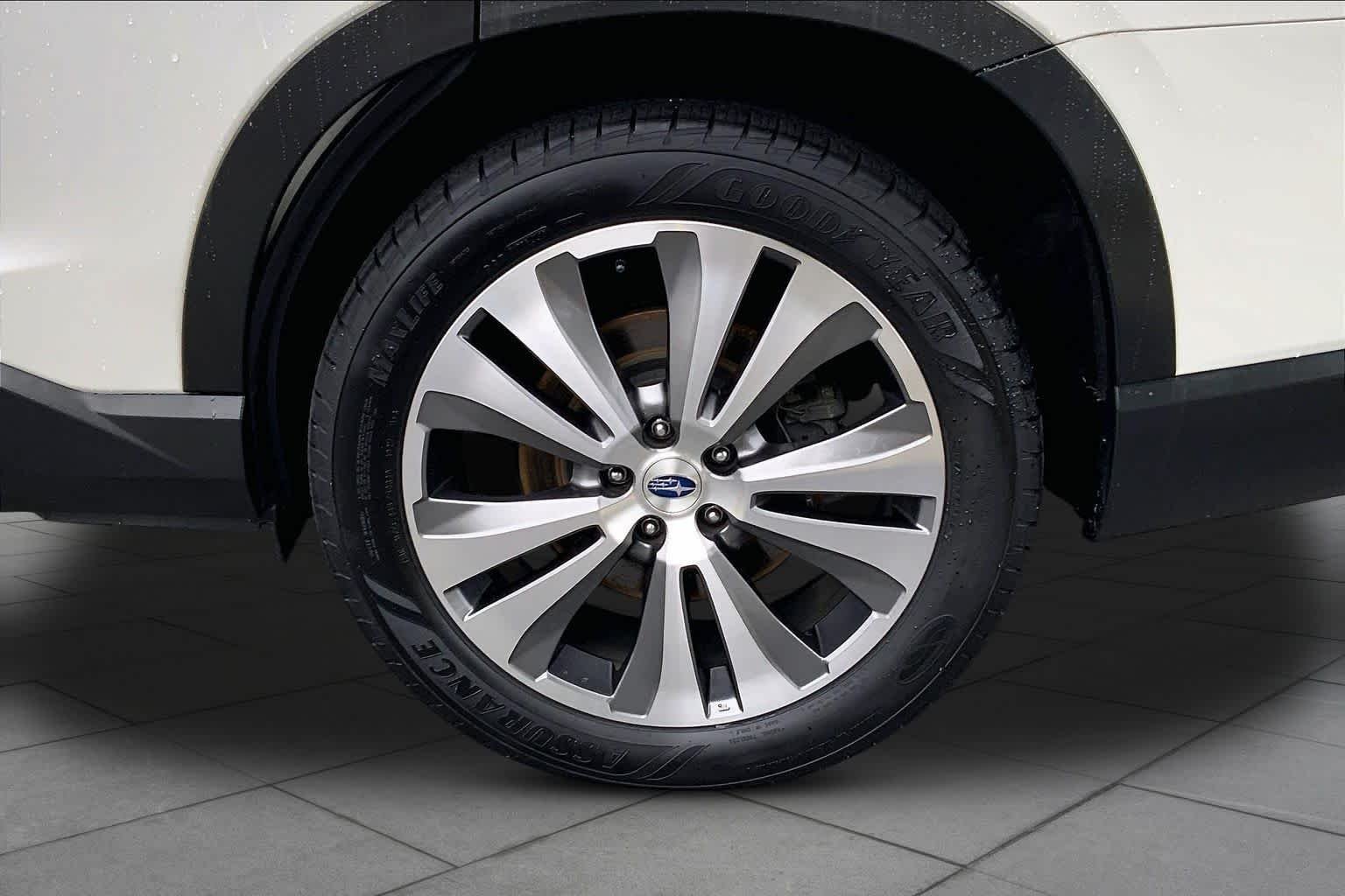 Used 2022 Crystal White Pearl Subaru Limited image 11