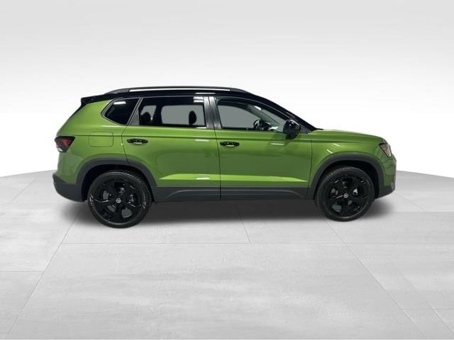 2025 Volkswagen Taos SE photo 3