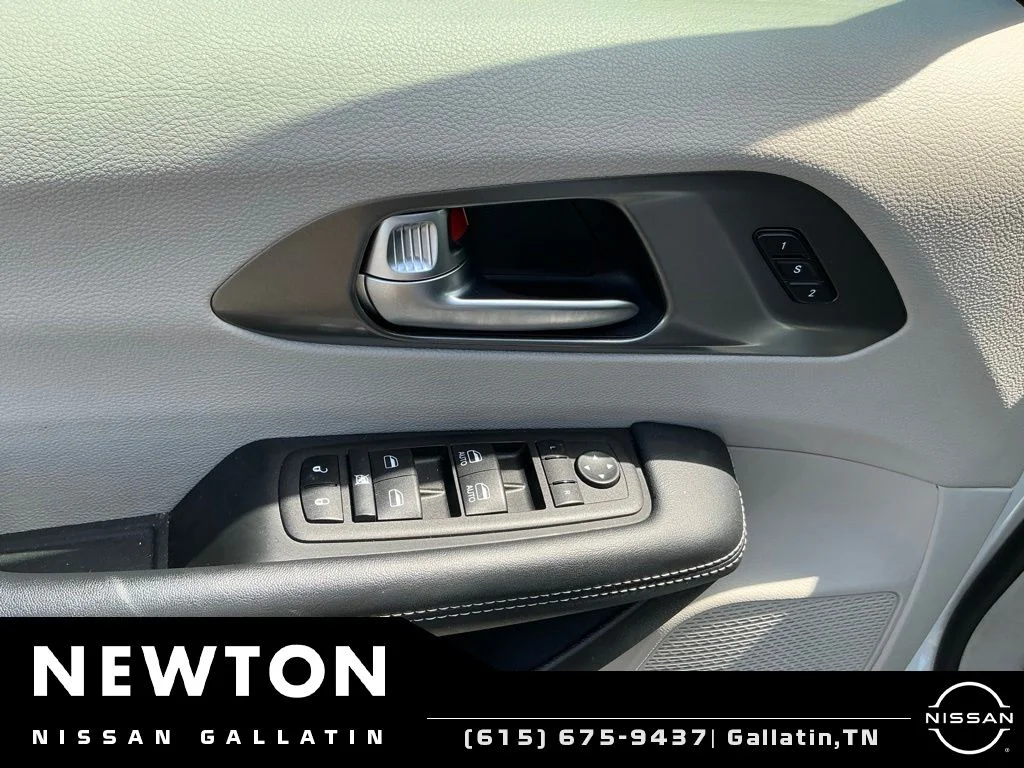 Used 2023 White Chrysler Touring L image 13