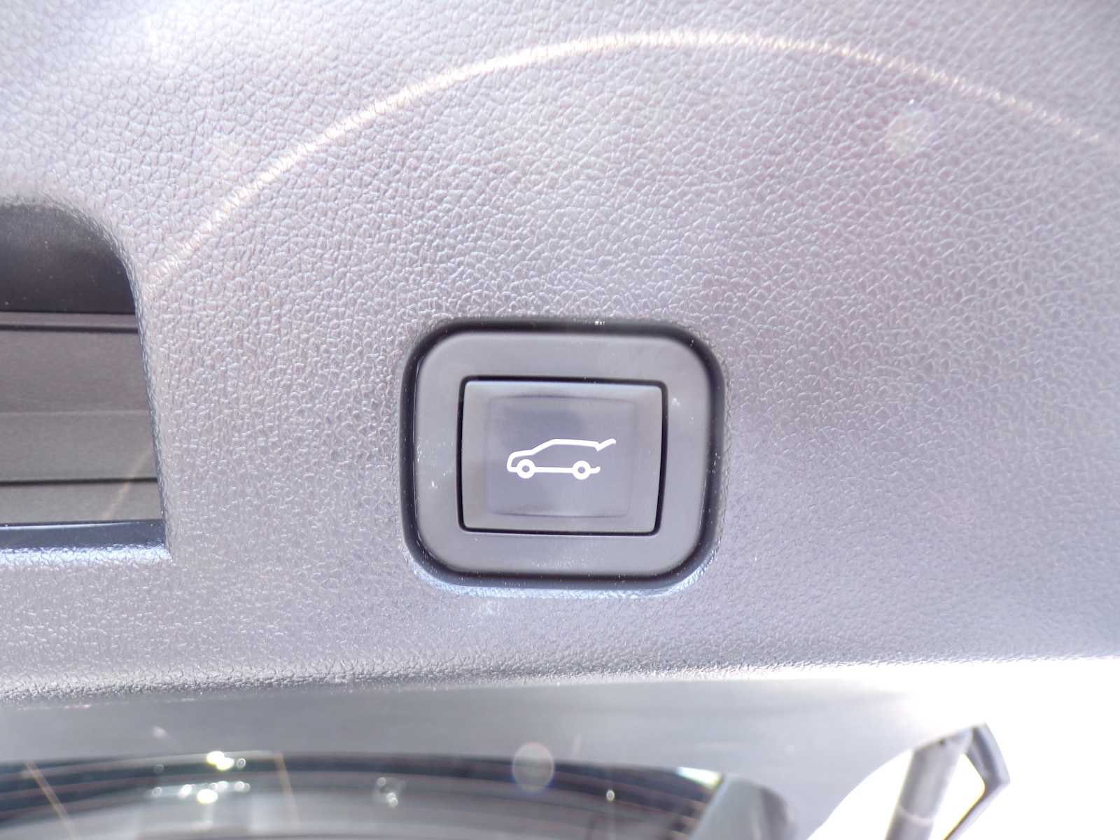 Used 2025 White Frost Tricoat Buick Avenir image 28