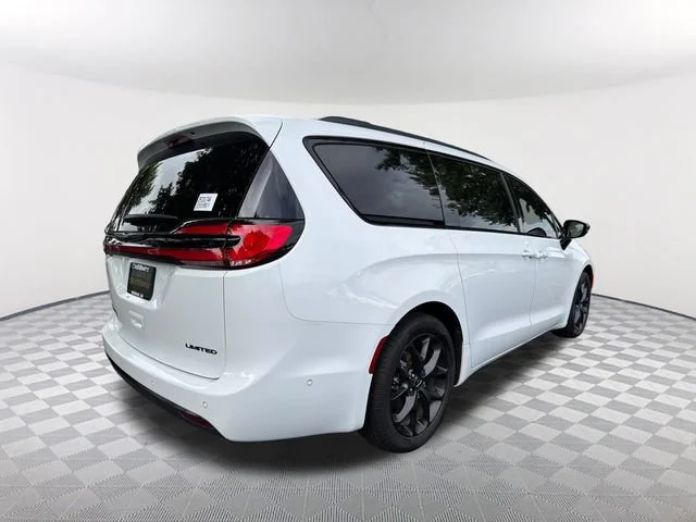 Used 2024 White Chrysler Limited image 5