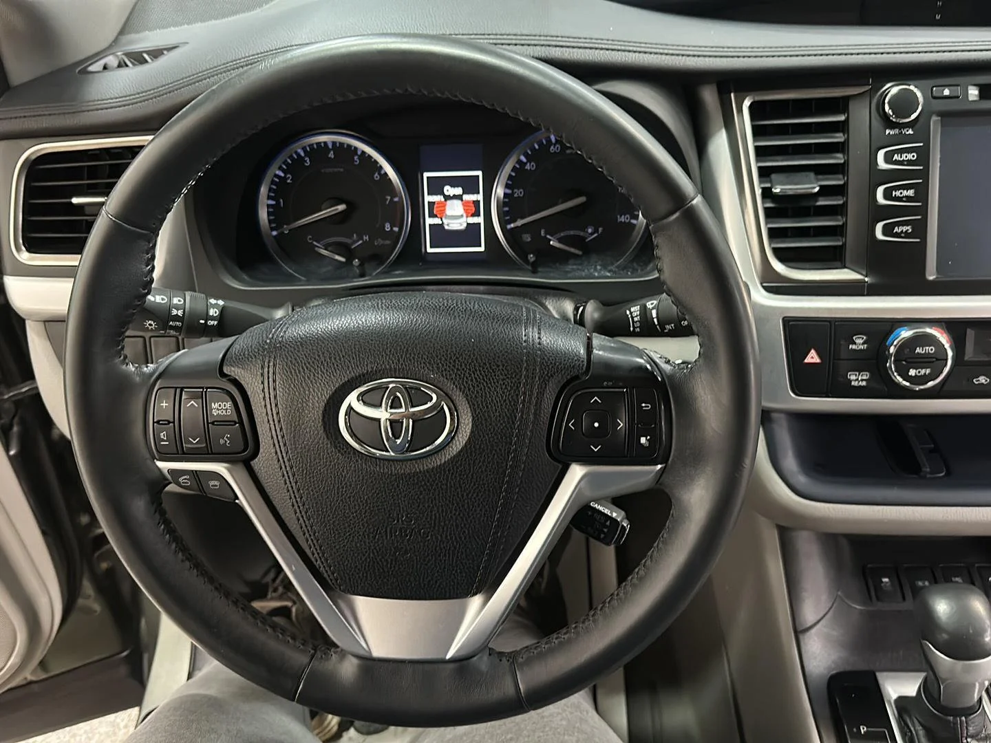 Used 2015 ALUMINA JADE METALLIC TOYOTA XLE image 18