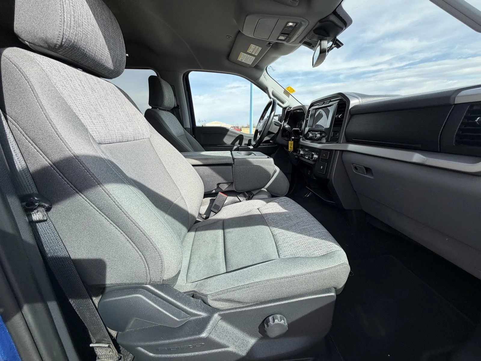 Used 2022  Ford XL image 17