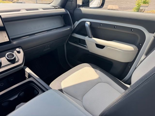 Used 2023 White Land Rover X-Dynamic SE image 12