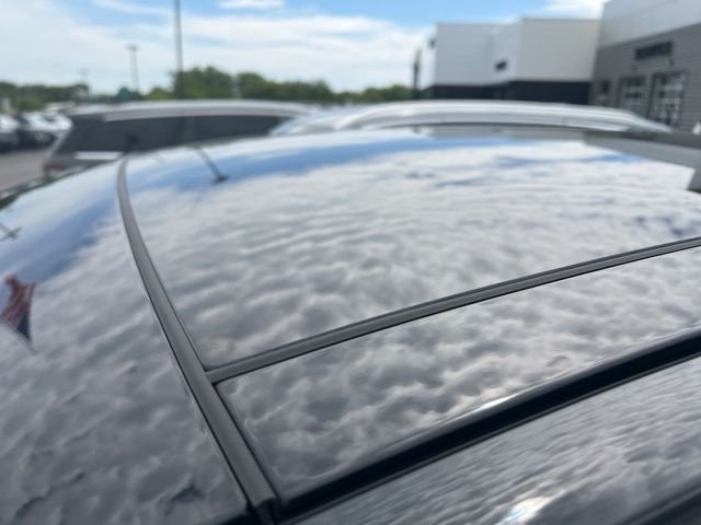Used 2023 White Metallic Lincoln Standard image 9