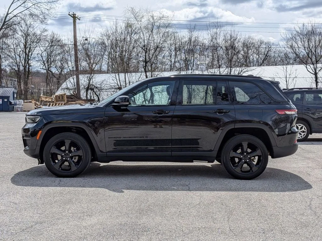 Used 2023 Black Jeep Altitude X image 9