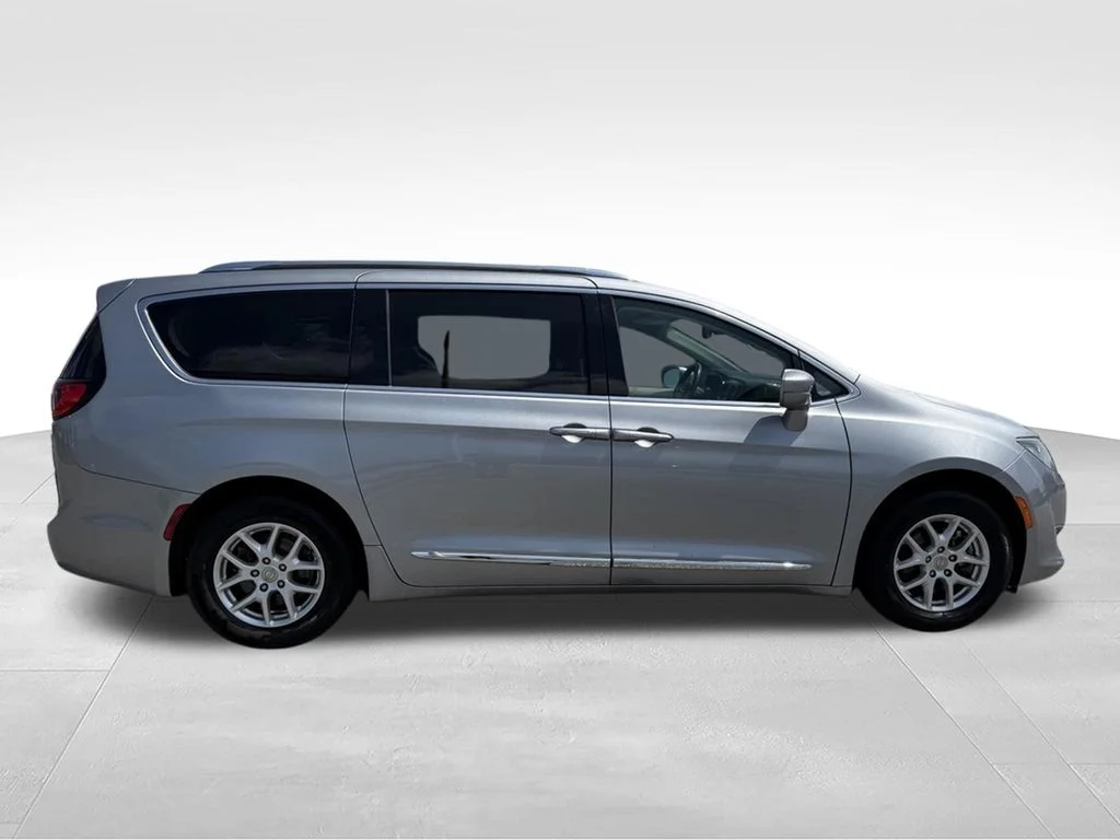Used 2020 Silver Chrysler Touring L image 27