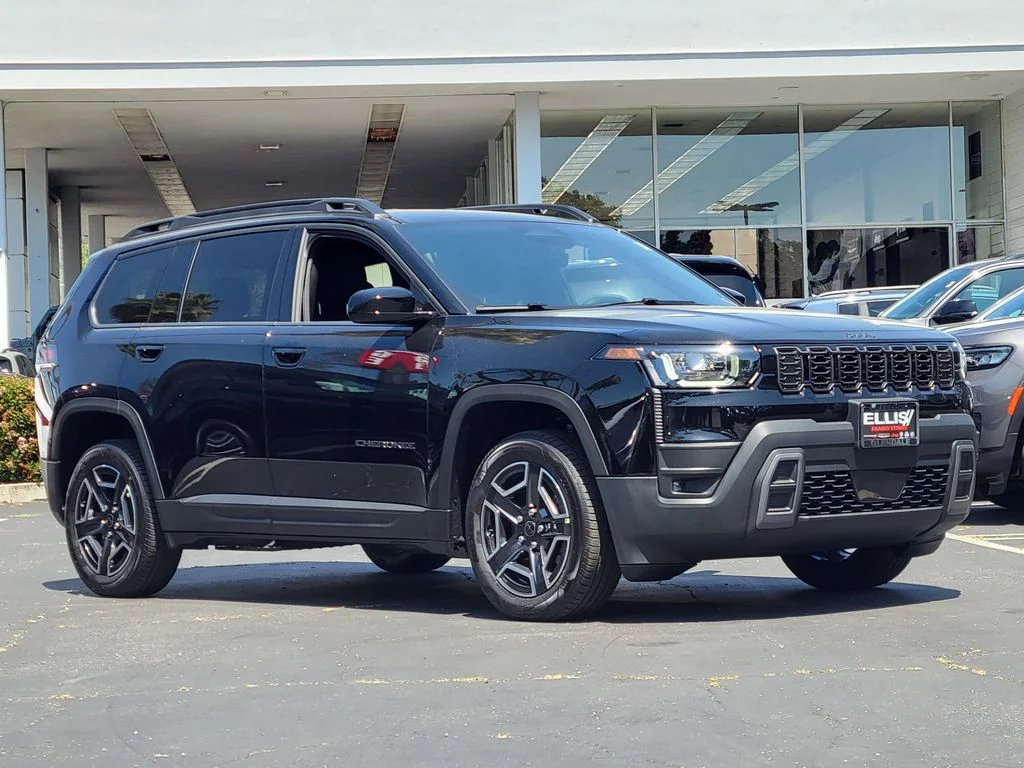 New 2026 Diamond Black Crystal Pearl-Coat Exterior Paint Jeep Laredo image 24