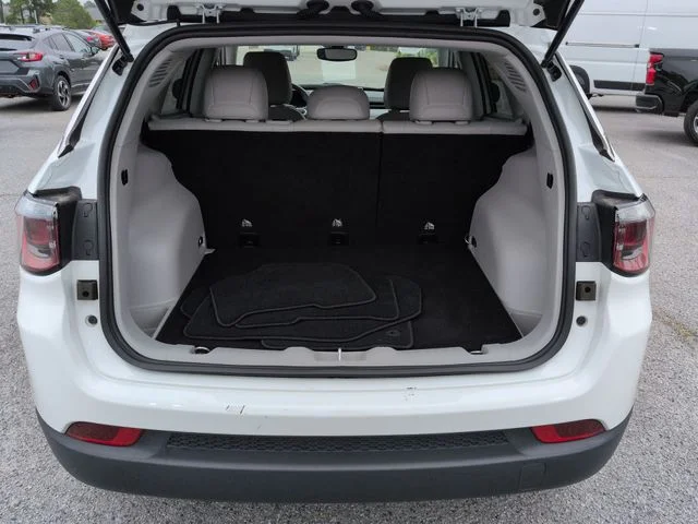 Used 2022 White Jeep Latitude image 28