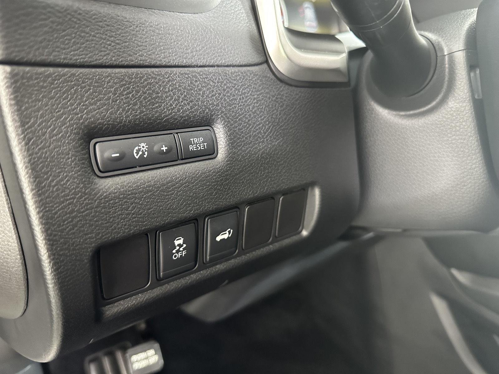 Used 2016 Brilliant Silver Metallic Nissan SL image 21
