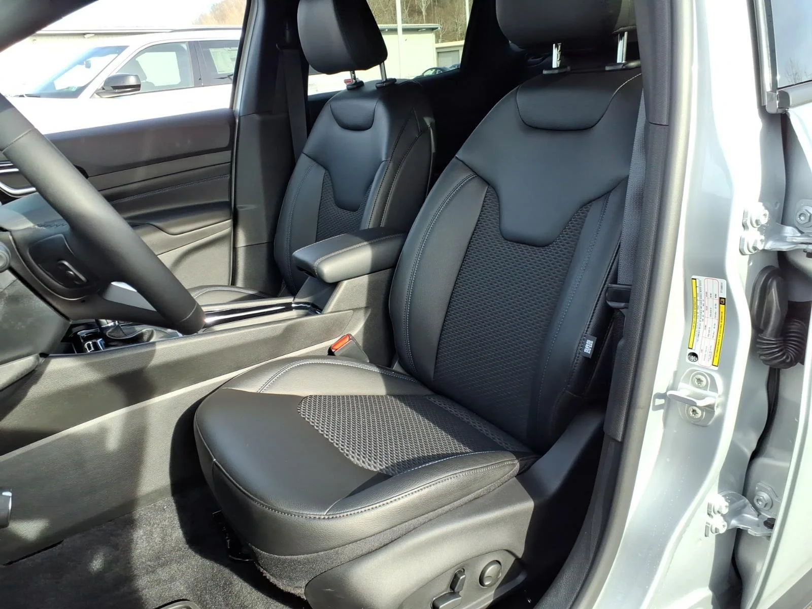 New 2026 Silver Zynith Metallic Clearcoat Jeep Latitude Altitude image 4