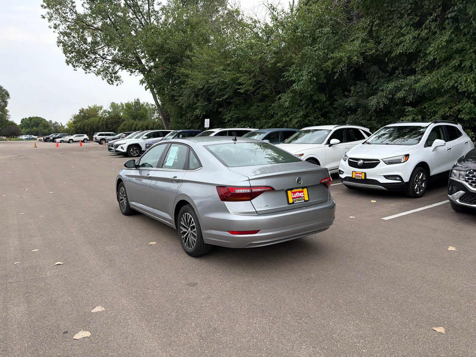 Used 2019 Pyrite Silver Volkswagen SE image 3