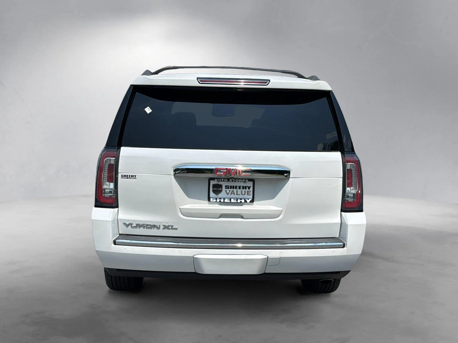 Used 2019 White Frost Tricoat GMC Denali image 12