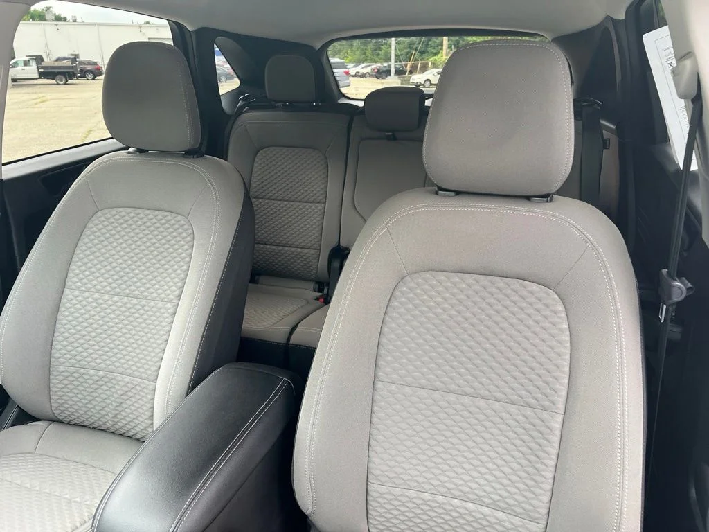 Used 2022 White Ford SE image 17