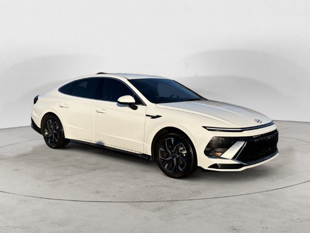Used 2025 White Hyundai SEL image 3
