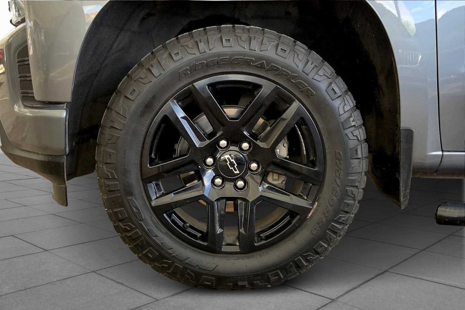 Used 2022 Satin Steel Metallic Chevrolet Custom image 11