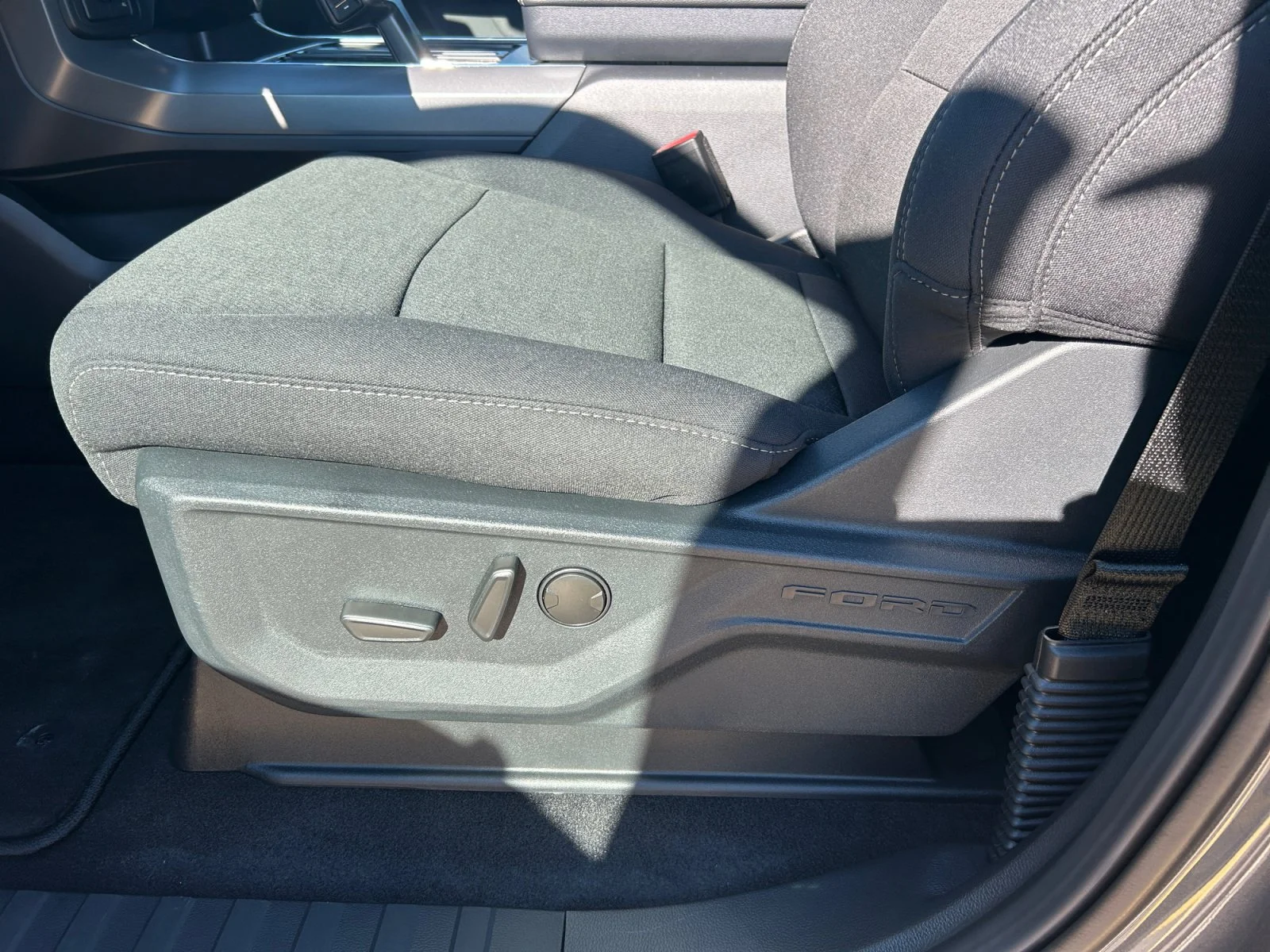New 2026 Carbonized Grey Metallic Ford XLT image 15