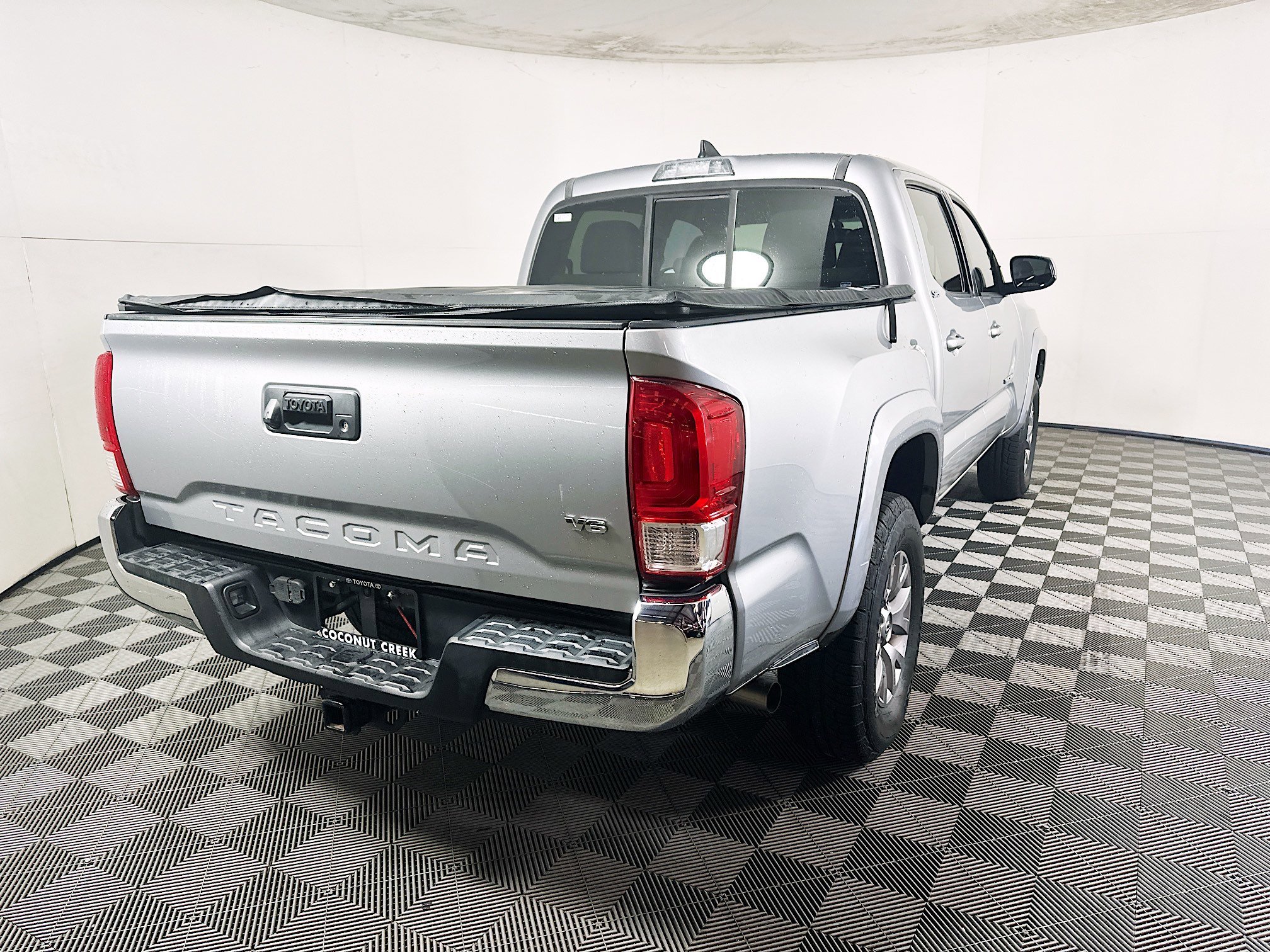 2017 Toyota Tacoma thumbnail 5