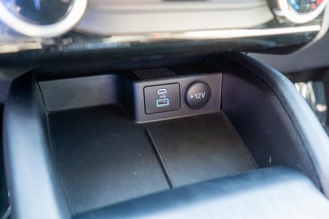 Used 2022 Oxford White Ford SE image 26