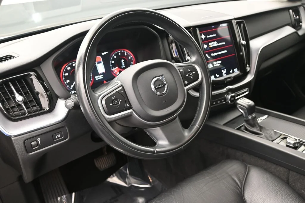 Used 2020 Onyx Black Metallic Volvo T6 Momentum image 17