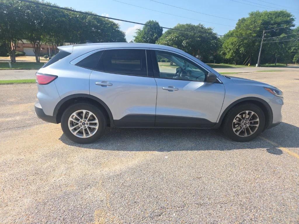 Used 2022 Blue Silver Metallic Ford SE image 9