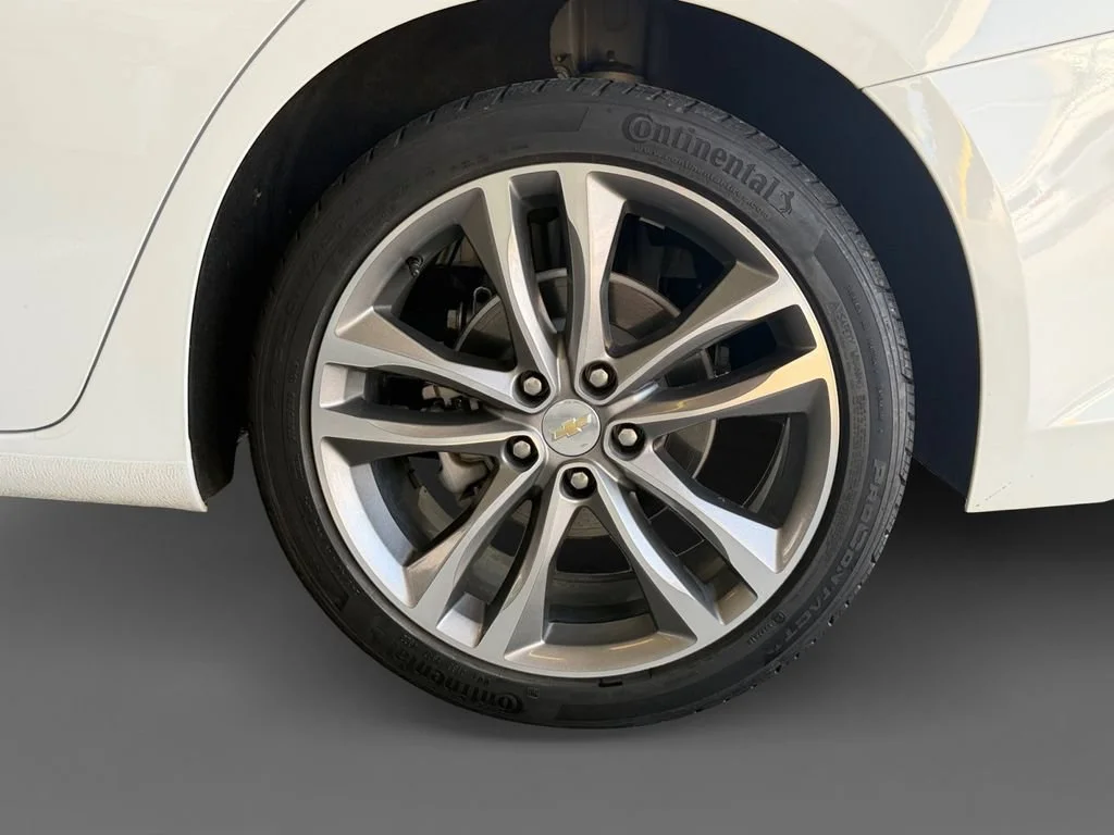 Used 2024 Summit White Chevrolet 2LT image 17