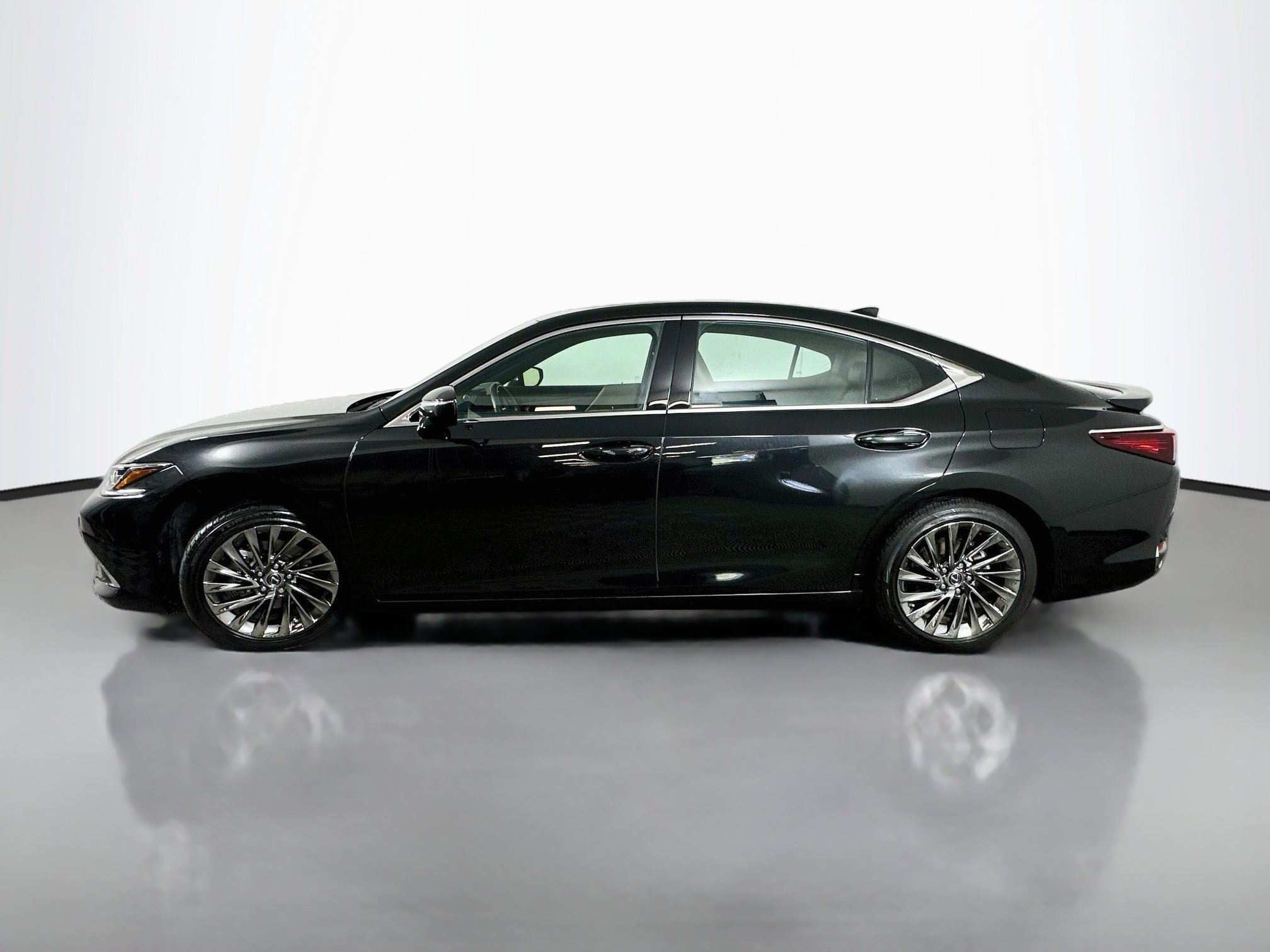 Used 2025 Caviar Lexus ES 300h Luxury image 4