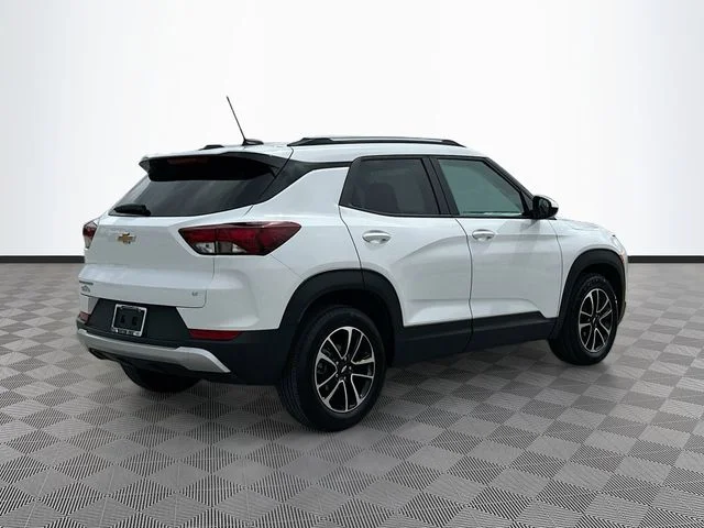 Used 2025 White Chevrolet LT image 5