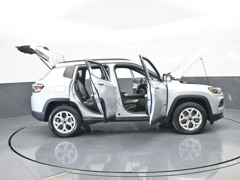 Used 2025 Silver Zynith Metallic Clearcoat Jeep Latitude image 42