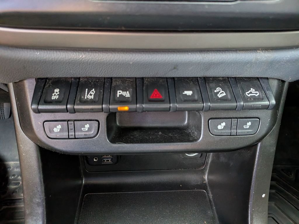 Used 2021 Gray Chevrolet Z71 image 18