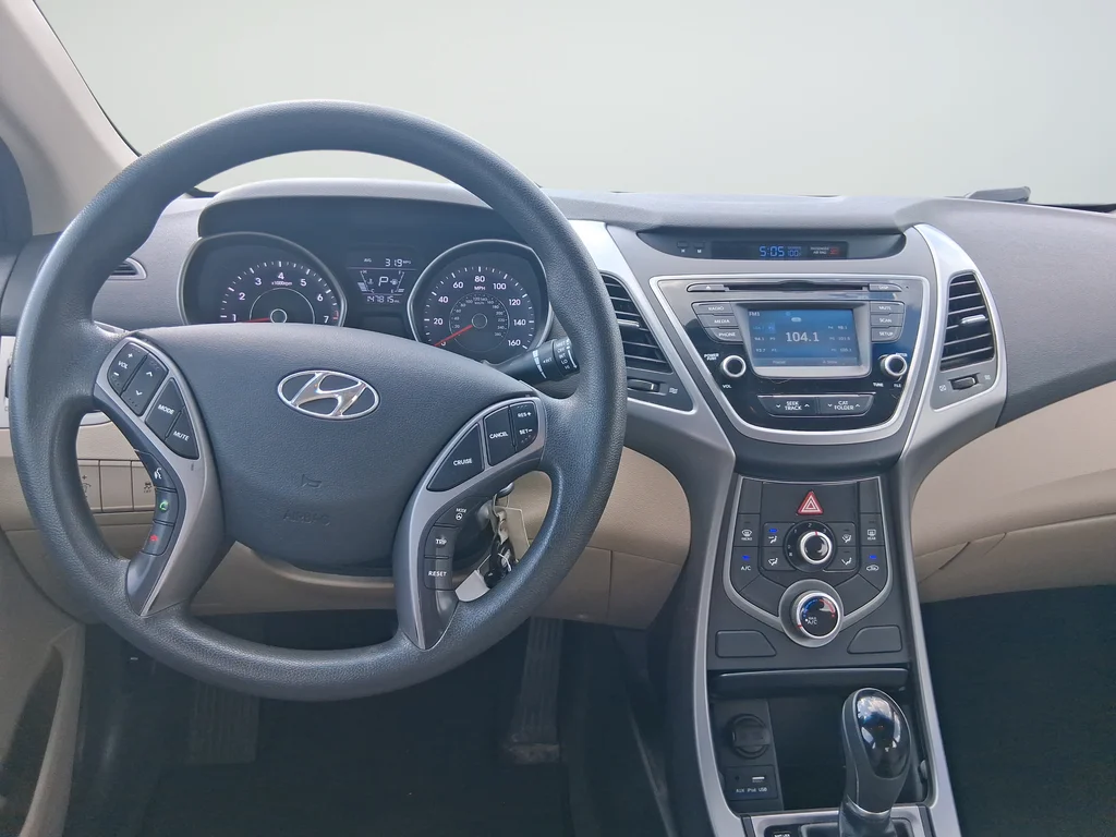 Used 2015 White Hyundai SE image 11