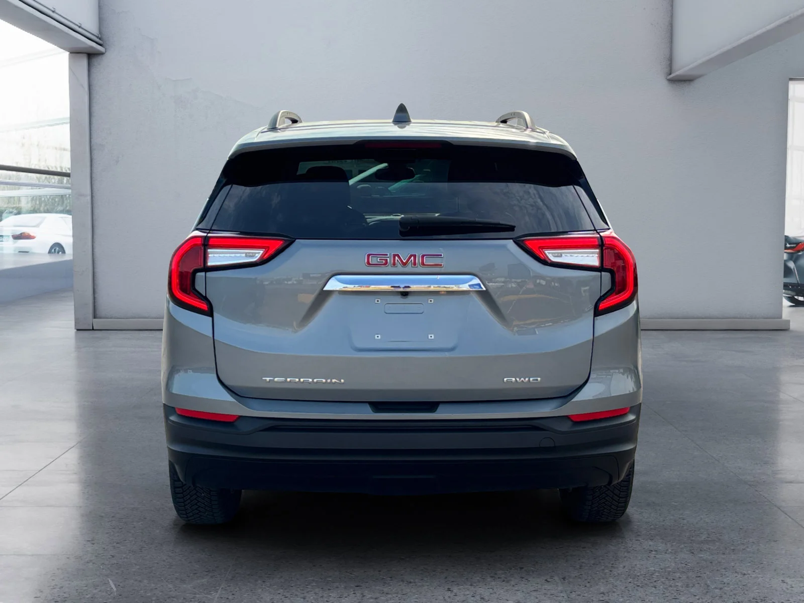 Used 2024 Summit White GMC SLE image 4