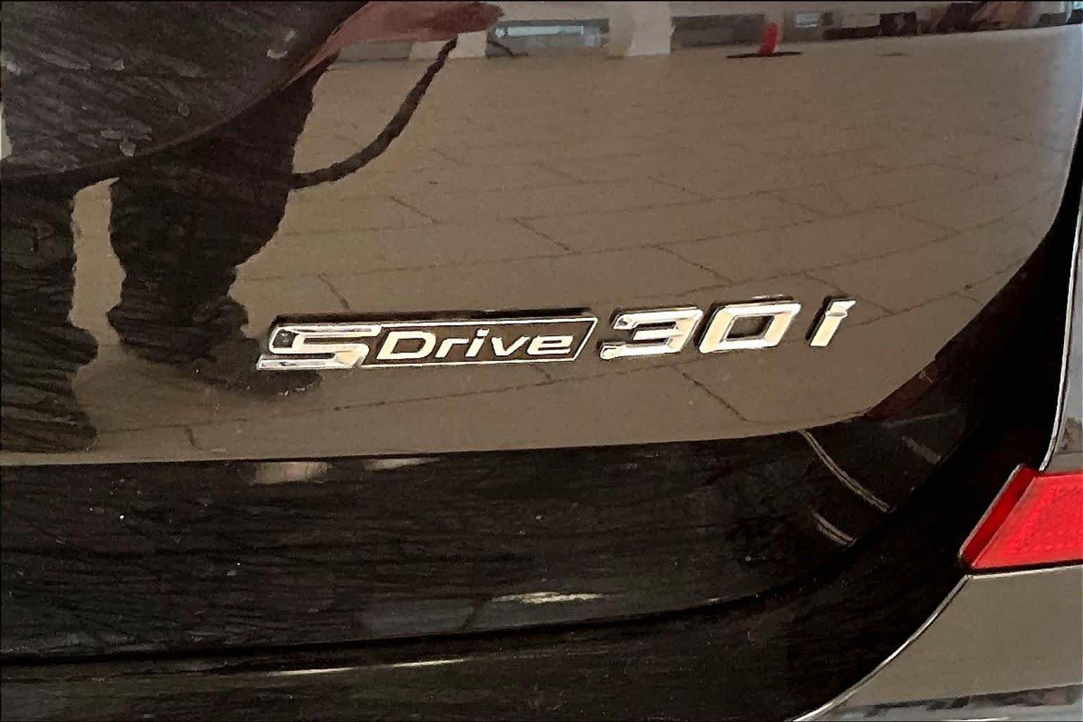 Used 2019 Black Sapphire Metallic BMW sDrive30i image 9