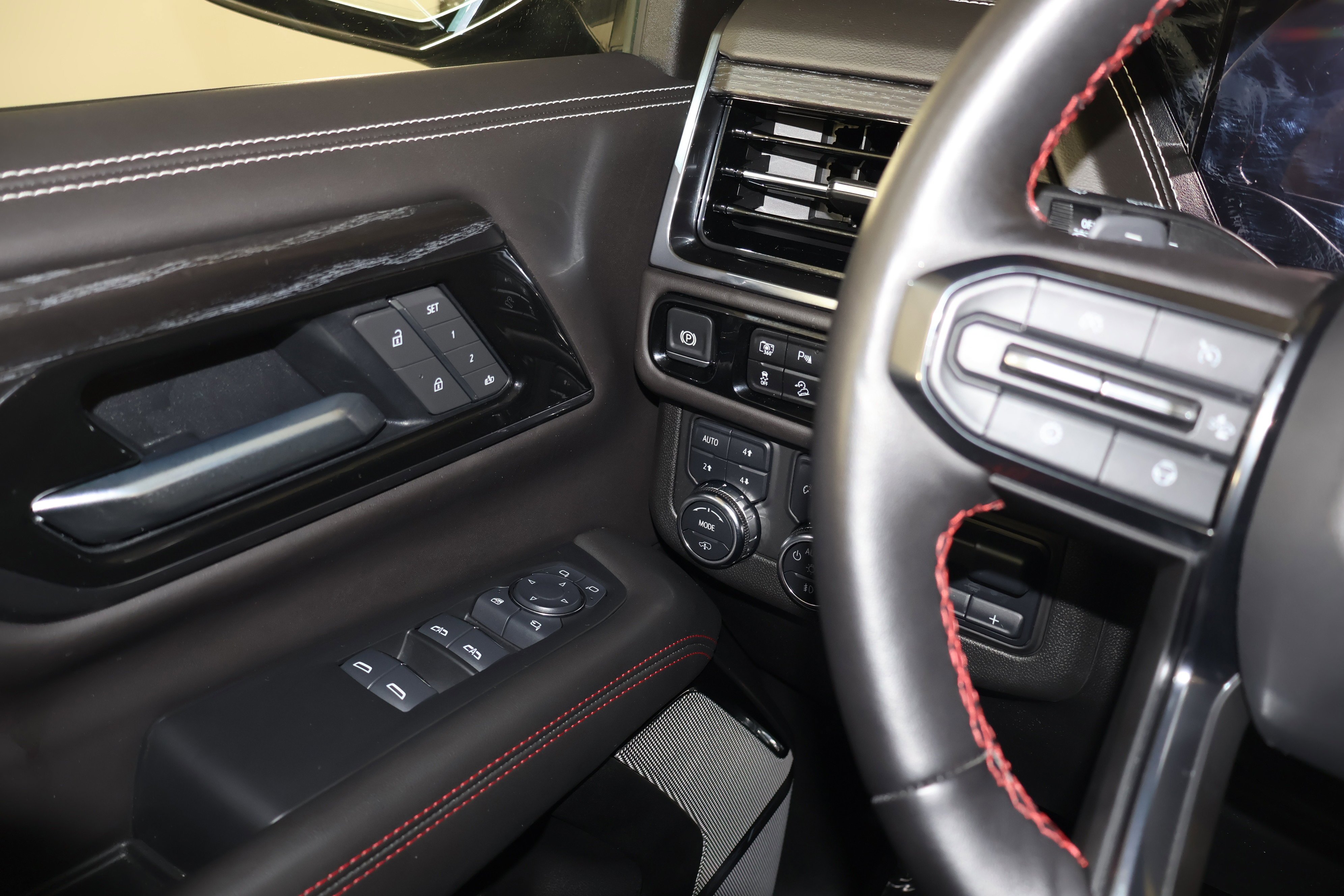 2025 GMC Yukon AT4 Ultimate - Photo 35