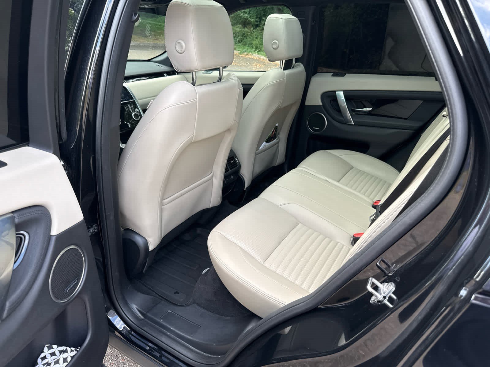 Used 2023 Santorini Black Metallic Land Rover SE image 12