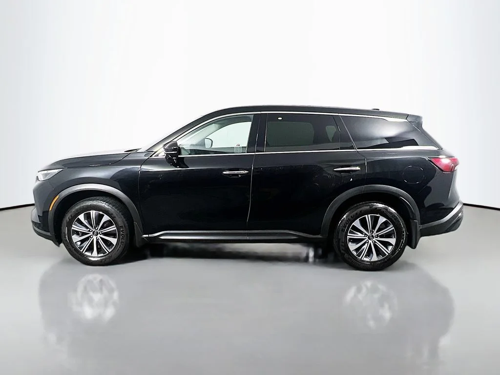 Used 2023 Black INFINITI PURE image 4