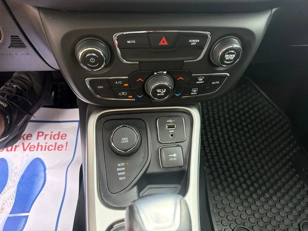Certified Used 2021 Granite Crystal Clearcoat Metallic Jeep Latitude image 35