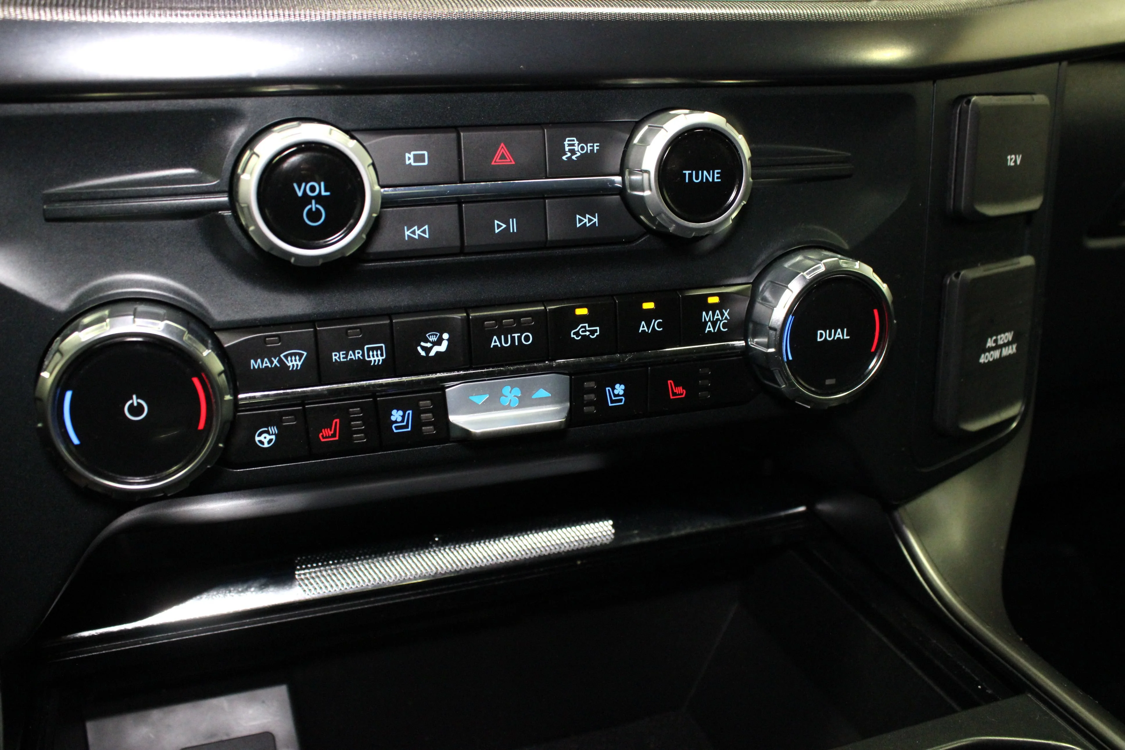 Used 2025 Space White Metallic Ford LARIAT image 27