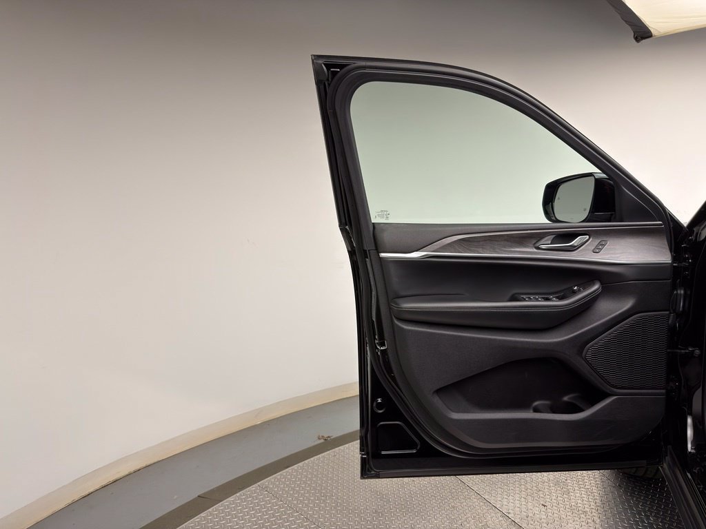 Used 2025 Diamond Black Jeep Limited image 10