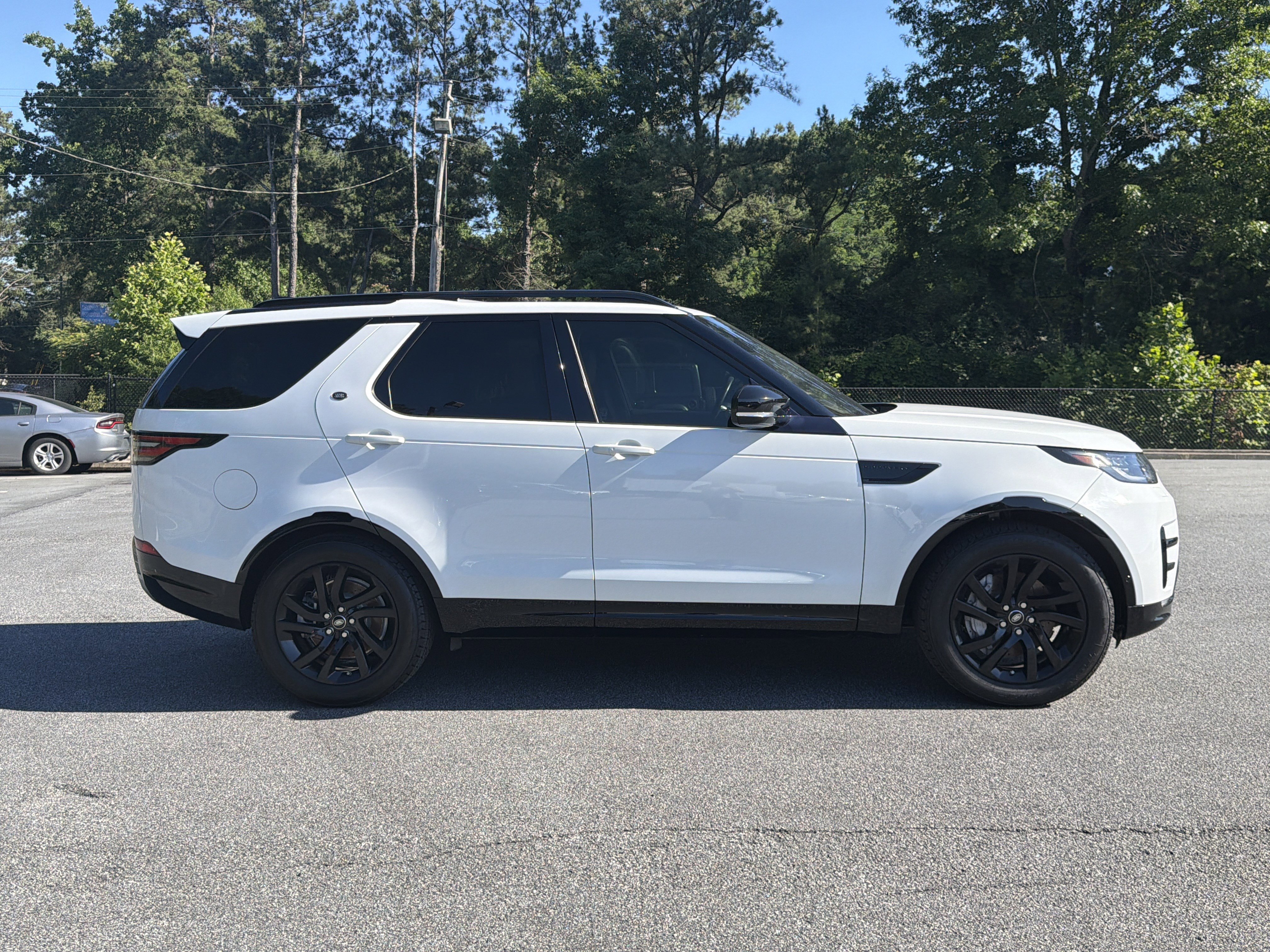 Used 2020 Fuji White Land Rover Landmark Edition image 9