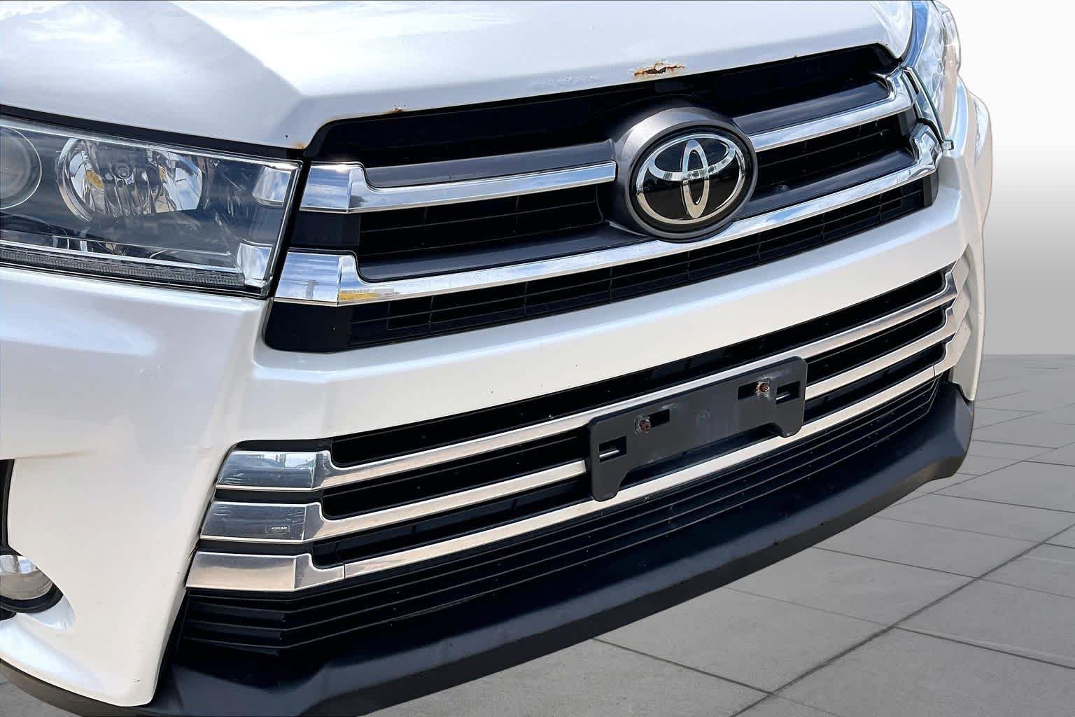 Used 2017 Blizzard Pearl Toyota Limited image 30