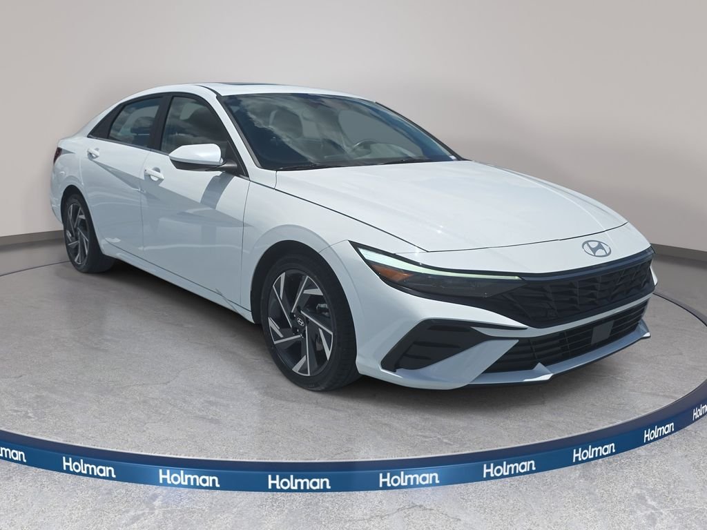 Used 2025 White Hyundai SEL Convenience image 4