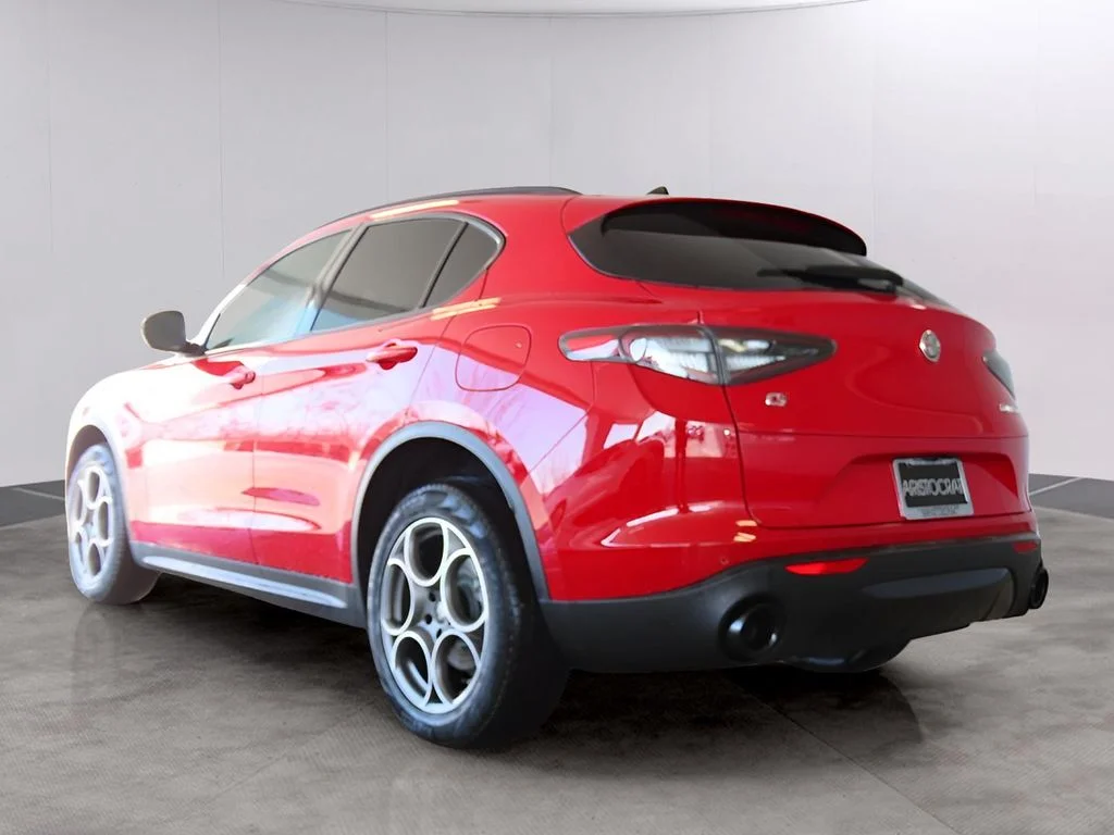 New 2025 Alfa Rosso (Red) Exterior Paint Alfa Romeo Base image 5