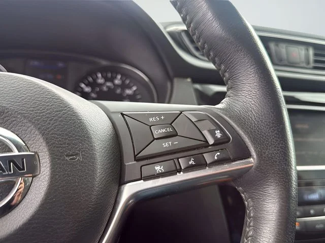 Used 2018 Red Nissan SV image 17