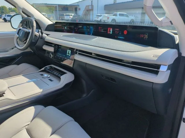 Used 2025 White Lincoln Reserve image 37